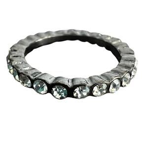 Silver tone rhinestone studded silver ring band - size 7.5